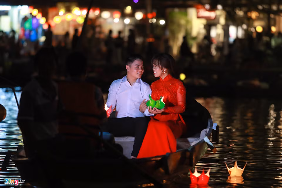 Nhiều đôi bạn trẻ đến phố cổ Hội An thả hoa đăng chụp ảnh cưới nguyện cầu tình yêu bền chặt trên dòng sông Hoài. "Chúng tôi về đây chụp ảnh cưới ghi lại dấu mốc của đời mình lại trùng khớp với thời gian sắp diễn ra APEC quả là duyên tình cờ. Giữa không gian đèn lồng lấp lánh ở phố cổ những ngày này, chúng tôi cảm thấy tràn đầy hạnh phúc, trải nghiệm tuyệt vời khó thể nào quên ", anh Nguyễn Anh Tuấn (ngụ TP HCM) thổ lộ.