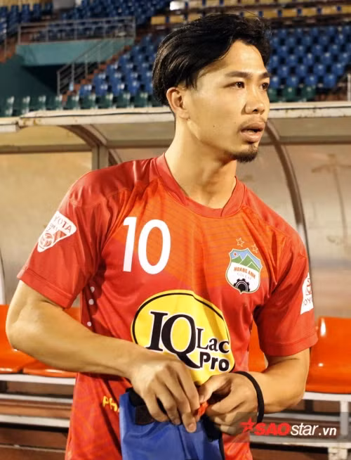 Phan ung la cua Cong Phuong khi nhac den Hoa Minzy