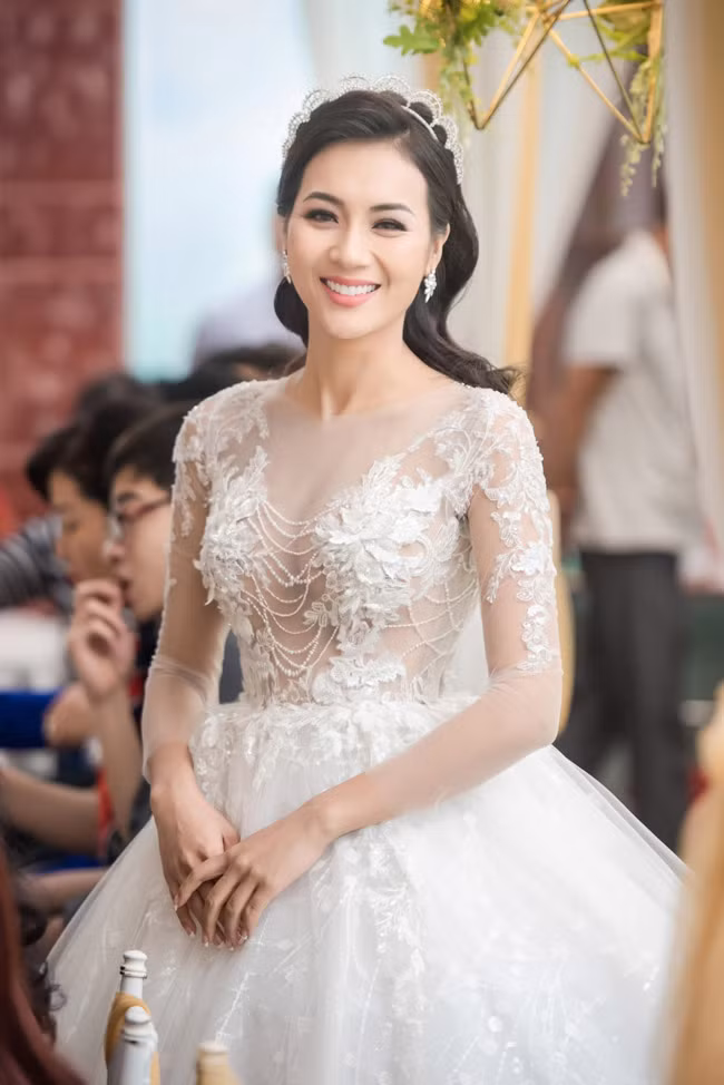 Vẻ gợi cảm của Nga Tây thu hút sự chú ý.
