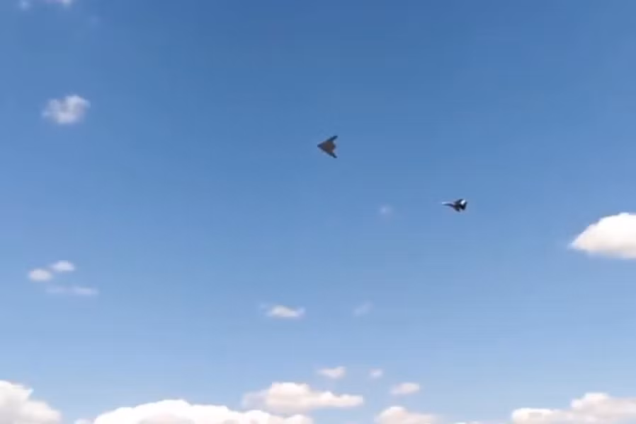 Việc UAV tàng hình S-70 Okhotnik bị bắn hạ và rơi vào trong lãnh thổ Ukraine có thể khiến Lực lượng Hàng không Vũ trụ Nga bị lộ nhiều công nghệ mật, ứng dụng trên cả tiêm kích Su-57 Felon.