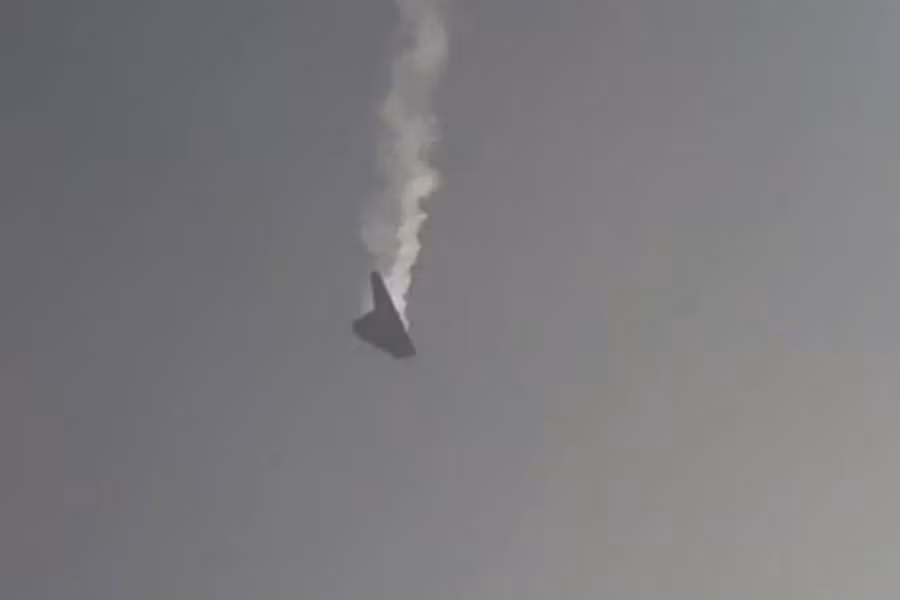 Theo chuyên gia Tumanov, mảnh vỡ của UAV tấn công tàng hình S-70 Okhotnik mang màu sơn ngụy trang của phương tiện đã được sản xuất hàng loạt, điều này cho thấy trạng thái của nó không phải mẫu thử nghiệm mà đã chính thức trực chiến.