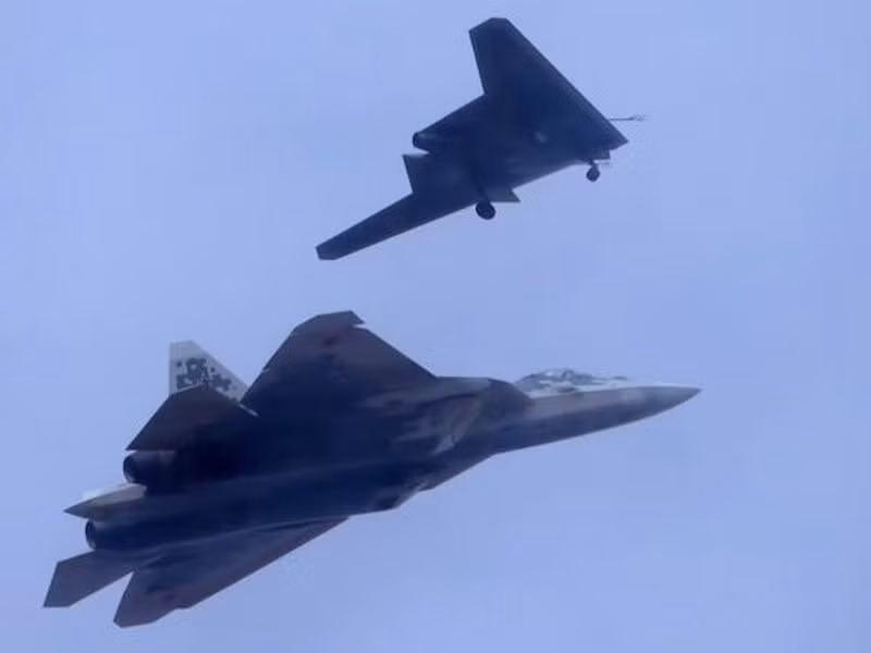 “Chúng ta có thể mất không chỉ máy bay không người lái tấn công S-70 Okhotnik mà còn cả tiêm kích tàng hình Su-57 Felon đi theo hộ tống”, chuyên gia Tumanov chỉ ra hậu quả to lớn có thể xảy đến.