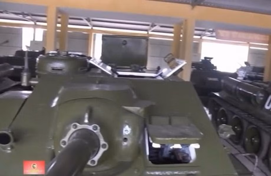 Bên cạnh đó, tương tự pháo nòng dài M47 152 mm, vai trò của SU-100 rõ ràng hơn khi nằm trong đội hình phương tiện phòng thủ bờ biển của các đơn vị hải quân.