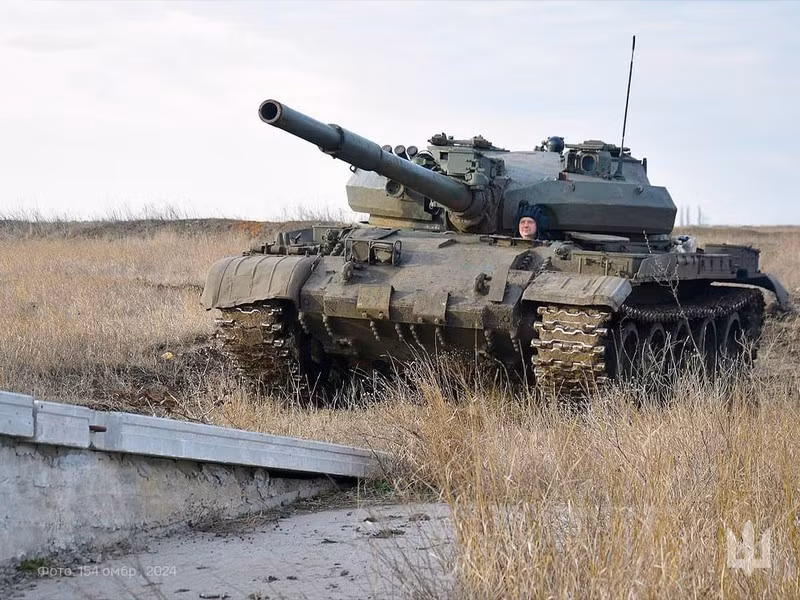 Một số xe tăng T-62 đang được sử dụng để huấn luyện binh sĩ, điển hình như tại Lữ đoàn bảo vệ lãnh thổ độc lập số 110, các quân nhân đang học cách lái phương tiện chiến đấu và thực hiện nhiều nhiệm vụ khác nhau trên chiến trường.