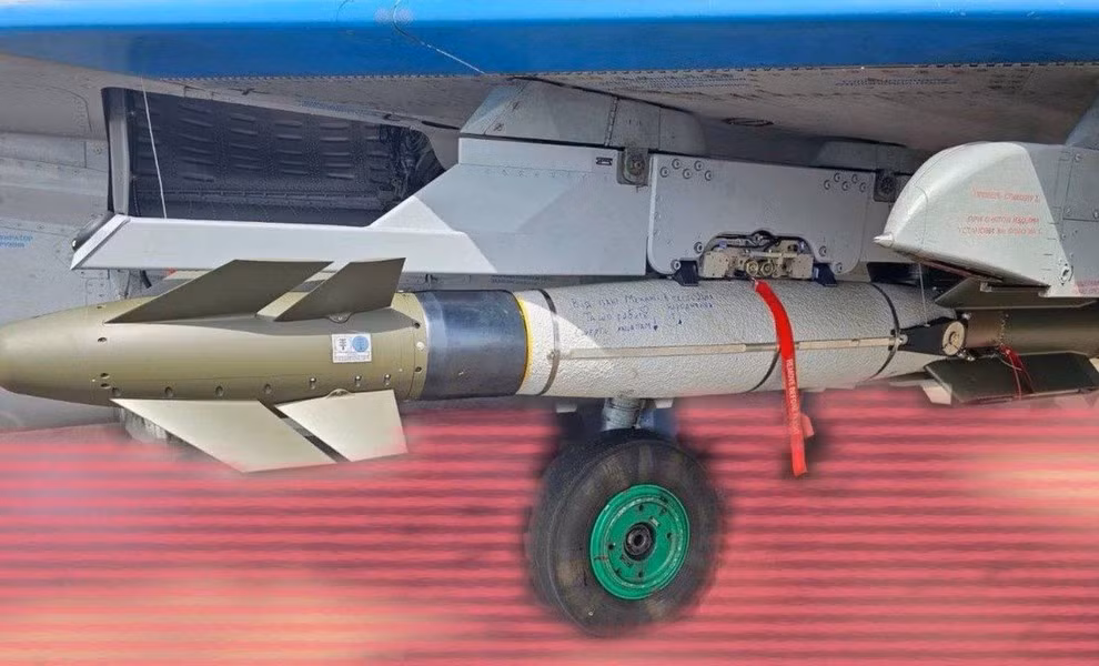 Ứng cử viên đầu tiên cho vị trí này là bom hàng không AASM Hammer cải tiến của Pháp, loại vũ khí mà các phi công Ukraine đã có kinh nghiệm sử dụng khi gắn kết nó vào tiêm kích MiG-29 và Su-27.