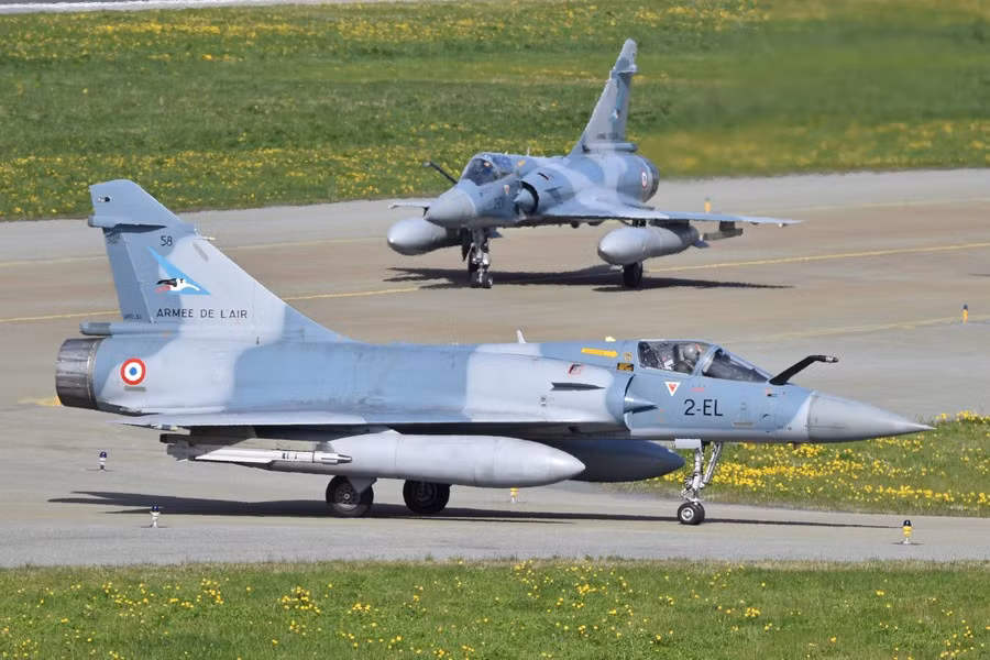 Chưa dừng lại đây, sau Mirage 2000-5F, dự kiến Lực lượng vũ trang Ukraine sẽ có trong thành phần tác chiến loại tiêm kích thứ ba do phương Tây chế tạo, đó chính là chiếc JAS 39 Gripen tối tân của Thụy Điển, khi công tác chuẩn bị đã được triển khai từ cách đây khá lâu.