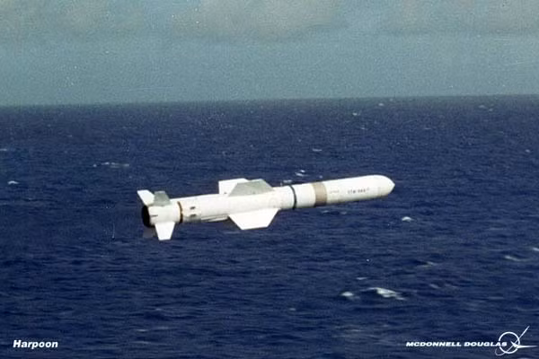 McDonnell Douglas và Boeing trong gần nửa thế kỷ đã liên tục cải tiến để tăng tầm bắn cho tên lửa hành trình Harpoon. Theo đó, vào đầu những năm 1990, Hải quân Mỹ bắt đầu nhận phiên bản Harpoon với thùng nhiên liệu lớn hơn được gọi là RGM-84F Block 1D đạt tầm phóng lên tới 278km. Nguồn ảnh: McDonnell Douglas