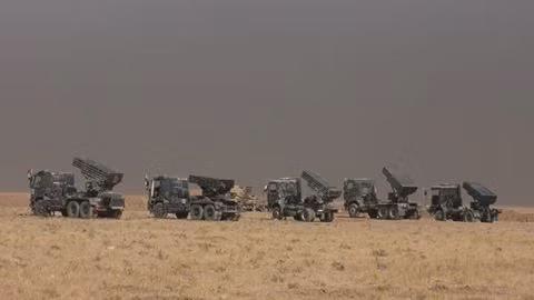 Ngoài TOS-1A, triển khai cho chiến dịch giải phóng Mosul, Quân đội và Cảnh sát Iraq còn triển khai nhiều vũ khí mạnh mẽ khác. Ví dụ như, trong ảnh là các bệ pháo phản lực Grad thuộc Cảnh sát quốc gia tham gia chiến dịch tấn công Mosul. Nguồn ảnh: Sina