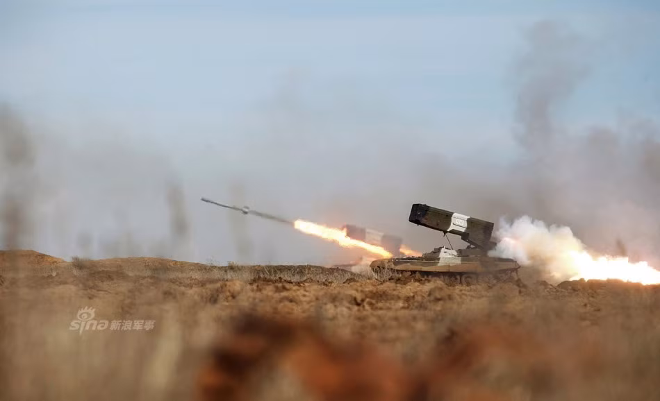 Pháo phản lực TOS-1A trang bị hai loại đạn rocket cỡ 220mm MO.1.01.04 và MO.1.01.04M đạt tầm bắn từ 400-6.000m. Chúng được trang bị đầu đạn kiểu nhiệt áp có sức sát thương cực kỳ ghê gớm. Vũ khí nhiệt áp được giới quân sự gọi là vũ khí nguyên tử nhưng không có phóng xạ. Nguồn ảnh: Sina