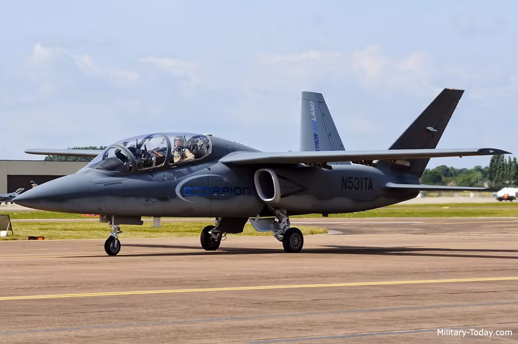 Máy bay cường kích Scorpion được phát triển bởi Textron Airland bằng nguồn vốn tư nhân nhằm nhằm tới mục tiêu đạt được hợp đồng cung cấp cho Không lực Vệ binh Quốc gia Mỹ và các nước đồng minh Mỹ. Chiếc máy bay nổi bật với giá mua rất rẻ (khoảng 20 triệu USD) và chi phí vận hành rẻ hơn nhiều so với các dòng máy bay tiêm kích, cường kích khác của Mỹ. Nguồn ảnh: Military-Today