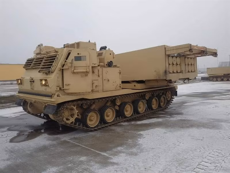 Hệ thống phóng phản lực M270 đặt trên khung thân xe chiến đấu bộ binh M2 Bradley. Mỗi xe phóng mang được 2 container, mỗi container chứa 6 quả đạn rocket cỡ 240 mm. Một xe M270 khai hỏa sẽ phóng 8.000 đầu đạn (nhỏ) trong 60 giây với tầm bắn khoảng 32 km.