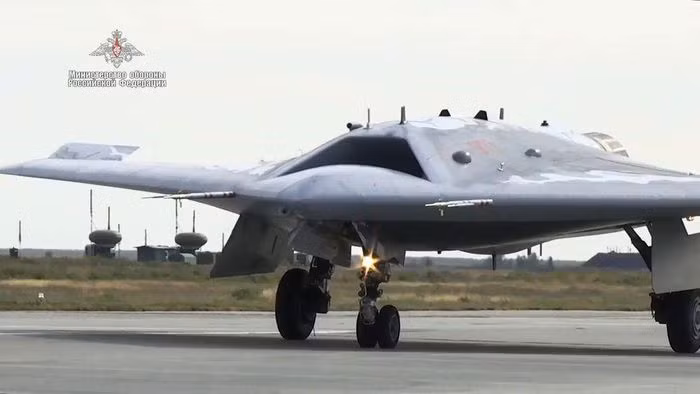Một nguồn tin trong tổ hợp công nghiệp - quân sự Nga nói với hãng thông tấn RIA Novosti: "Gần đây chiếc S-70 Okhotnik đã thực hiện một số chuyến bay với các mô hình chức năng của tên lửa không đối không".