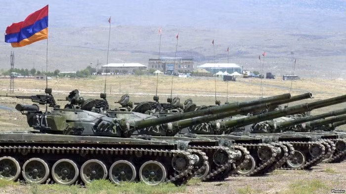 Nguyên nhân là do Gruzia, Azerbaijan và mới nhất là Thổ Nhĩ Kỳ cấm máy bay Nga xâm nhập không phận của họ, và theo các thông báo chưa được xác nhận cho đến nay, đường biển qua các nước này cũng đã bị đóng cửa.