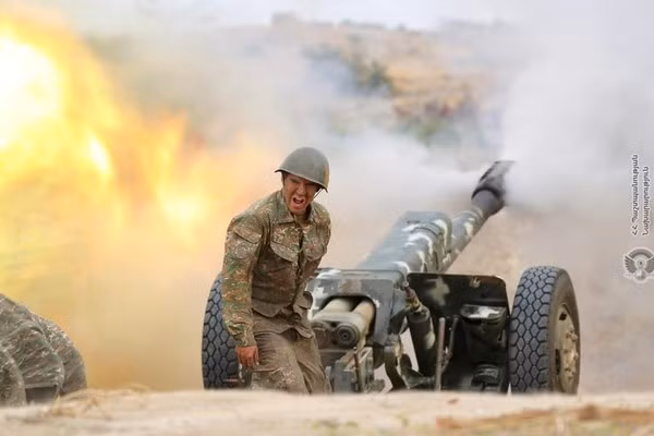 Binh sĩ Armenia nã pháo trong cuộc giao tranh với lực lượng Azerbaijan ở Nagorno-Karabakh ngày 29/9.
