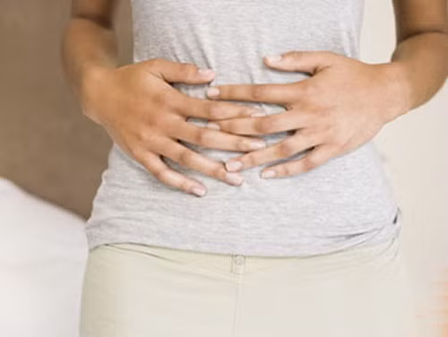 Trường hợp đau kết hợp sốt, nôn, sưng… có thể do nhiễm trùng, bạn cần đến các cơ sở y tế càng sớm càng tốt. Ngược lại, nếu đau do khó tiêu, táo bón, loét dạ dày… bạn có thể tận dụng các loại nước uống để làm dịu cơn đau.