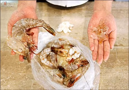 Scandal thực phẩm Trung Quốc: Tôm tươi nghi chứa keo gelatin - Hình 2 Scandal thuc pham Trung Quoc: Tom tuoi nghi chua keo gelatin-Hinh-2