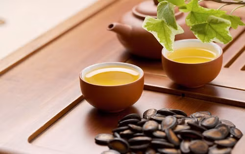 Tanin và theocin còn ức chế sự bài tiết dịch vị và dịch ruột. Vì vậy, việc uống nước chè sau khi ăn gây lãng phí các chất dinh dưỡng, lại làm cho bộ máy tiêu hóa mệt mỏi.