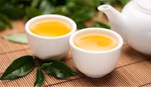 Uống trà. Trà rất tốt cho sức khỏe song việc uống trà ngay sau bữa ăn hoàn toàn phản khoa học. Trong chè có chất tanin và theocin. Tanin vào dạ dày sẽ kết hợp với protein, vitamin B1 và chất sắt trong thức ăn, tạo thành những hợp chất khó hấp thụ.
