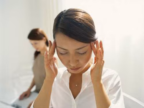 Cơ thể thiếu sắt. Các nguyên tố vi lượng như đồng, kẽm, sắt, selen là những chất không thể thiếu trong cơ thể, đặc biệt là sắt, để tạo hồng cầu bắt buộc phải có sắt, nếu thiếu sắt có thể gây trở ngại cho sự hình thành hồng cầu, từ đó sẽ xuất hiện chứng thiếu máu. Lúc đó tế bào tiểu cầu sẽ tăng lên nhiều và hình thành nhiều tế bào bất thường. Người bị thiếu máu do thiếu sắt thường gặp ở người mất máu trong thời gian dài, ví dụ như trĩ, lở loét xuất huyết dạ dày, chảy máu cam, ho ra máu, rong kinh hay do nhiễm giun móc, sán máng…