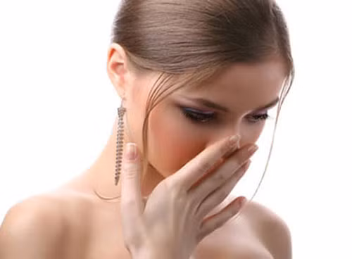 Mùi lạ. Nếu vùng kín nặng mùi một cách bất thường, bạn có thể bị nhiễm khuẩn như viêm âm đạo do vi khuẩn hoặc do trùng roi trichomoniasis. Trường hợp này, bạn có thể uống kháng sinh để đẩy lùi bệnh. Ngoài ra, một thủ phạm phổ biến gây mùi ở phụ nữ là việc bỏ quên tampon (băng vệ sinh hình trụ) hoặc bao cao su trong “vùng kín”. Trường hợp này, bạn phải đến bác sĩ để gắp dị vật ra khỏi cơ thể.