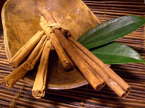 Ngăn ngừa cảm lạnh, cảm cúm. Muốn con nhỏ không mắc cảm lạnh và cảm cúm, các bậc phụ huynh nên đốt tinh dầu đinh hương, chanh, quế, bạch đàn radiata, hương thảo trong nhà. Nếu không có đồ chuyên dụng, bạn chỉ cần thoa tinh dầu vào gan bàn chân cũng mang lại tác dụng như mong đợi.