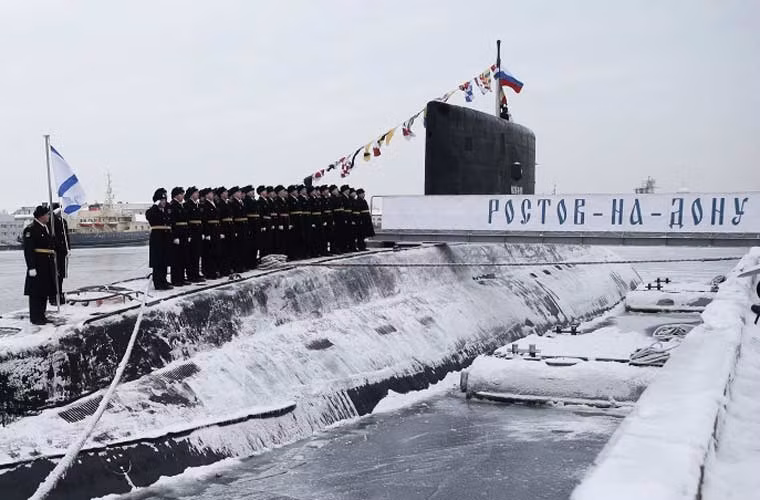 Lá cờ St. Andrew được kéo lên tàu ngầm vào hôm 30/12 đánh dấu việc tàu ngầm Rostov-on-Don chính thức được đưa vào phục vụ. Con tàu sẽ được biên chế vào Lữ đoàn 4, Hạm đội Biển Đen, đặt căn cứ ở thành phố Novorossiisk, vùng lãnh thổ Krasnodar miền Nam nước Nga.