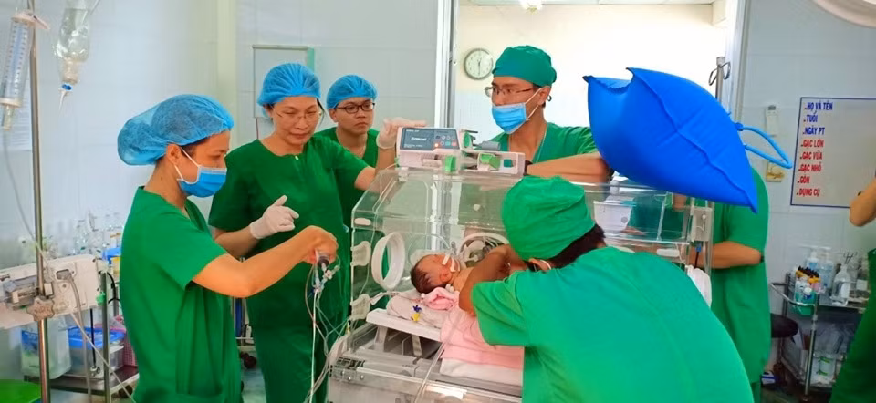 Mắc bệnh hiểm, bé 9 ngày tuổi phải phẫu thuật sắp xếp lại nội tạng - Hình 2 Mac benh hiem, be 9 ngay tuoi phai phau thuat sap xep lai noi tang-Hinh-2