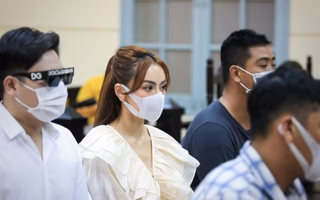 "Chị Khanh đến cửa hàng của bị cáo và nói với My "nếu không sai không việc gì phải xin lỗi". Lúc này, bị cáo hỏi Khanh có mua hàng không, nếu không mua hàng, không liên quan đến vụ việc thì mời ra ngoài. Bị cáo có lao tới kéo khẩu trang của chị Khanh ra. Lúc này các nhân viên của bị cáo nhào vào đánh chị Khanh", Trang cho biết. 