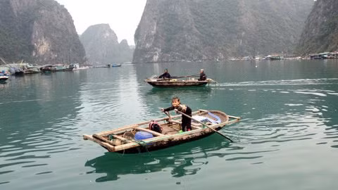 Bé gái học sinh lớp 1, trường tiểu học Cửa Vạn (Hùng Thắng, Hạ Long) cũng như những học sinh khác nơi đây hàng ngày phải một mình chèo con thuyền nan mỏng manh đi học.