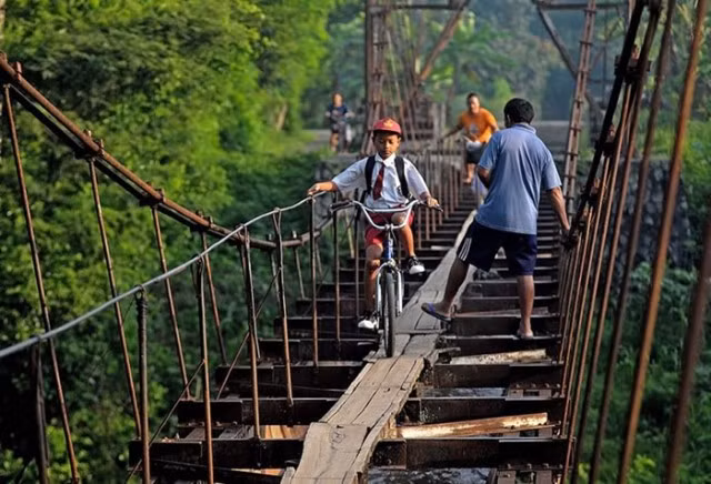 Tại hai làng Suro và Plempungan trên đảo Java của Indonesia, các em nhỏ phải vượt qua máng (hệ thống dẫn và cung cấp nước) khá lớn giữa hai làng, để tới trường.