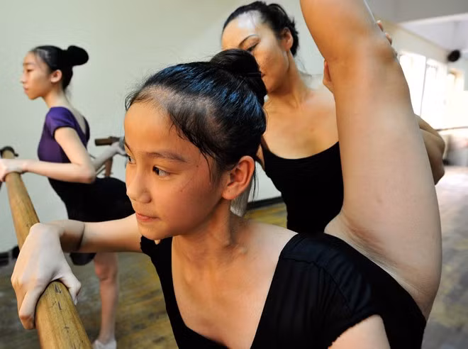 Nguyễn Thị Bích Hạnh (sinh năm 2000), cách đây 3 năm em rời Quảng Bình ra Hà Nội để theo đuổi nghiệp diễn viên múa mà em mơ ước bấy lâu. EM cho biết, do có năng khiếu nên được gia đình động viên và Hạnh đã quyết định theo đuổi dù biết sẽ phải khổ công tập luyện.