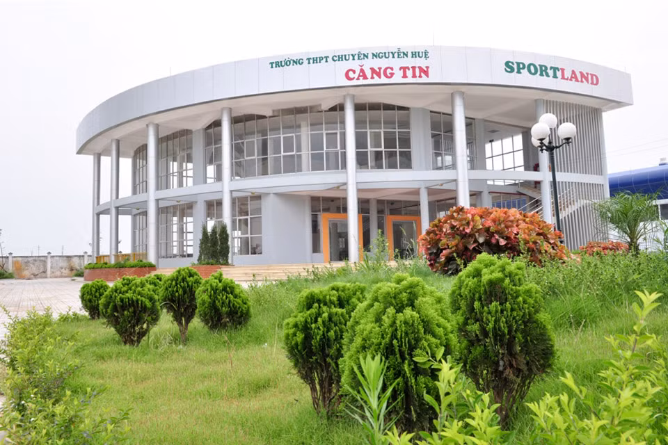 Cantin của trường rộng lớn và hiện đại, có kiến trúc khác lạ. Được biết, riêng giá xây dựng khu cantin này là 1 tỷ đồng.