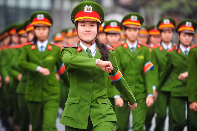 Ngoài võ thuật, bắn súng, nữ sinh Học viện Cảnh sát còn phải học nhiều môn tưởng chỉ dành cho nam khác như đấm bốc, tập điều lệnh... Bước vào mỗi khóa học, các tân sinh viên của Học viện Cảnh sát Nhân dân phải trải qua 3 tháng huấn luyện đầu khóa. Các tân binh phải dậy từ 4h30 để chuẩn bị trang phục, gấp chăn màn đúng quy định và cùng cả khối tập thể dục lúc 5h. Suốt 7-8 tiếng sau đó, các học viên năm nhất sẽ tập thể lực, điều lệnh với cường độ cao. Có ngày các em phải đi duyệt binh và đi đều tổng cộng 3-4km, người đau ê ẩm. Trong 3 tháng này, dầu và cao dường như là vật dụng không thể thiếu của các tân binh.