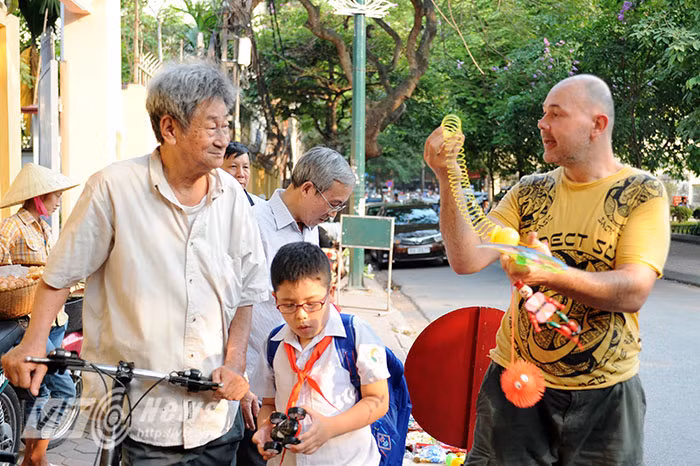 Ong Tay ban hang rong Ha Noi vi... con gai VN xinh