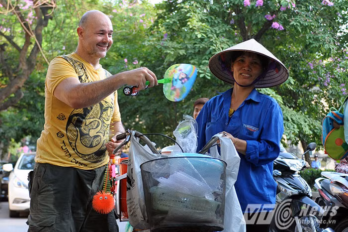 Khi được hỏi, lý do tại sao anh lại quyết định định cư tại đây, David dí dỏm cười và nói: "Lý do đơn giản là vì con gái Việt Nam xinh"