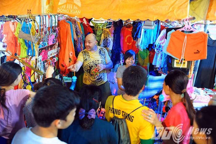 Dù nhiều người cho rằng hình ảnh một ông Tây lại đi bán hàng rong ở cổng trường hay chợ đêm là kì cục nhưng tôi không bận tâm về điều đó. Tôi hài lòng với công việc và số tiền kiếm được từ khả năng lao động chân chính của mình.