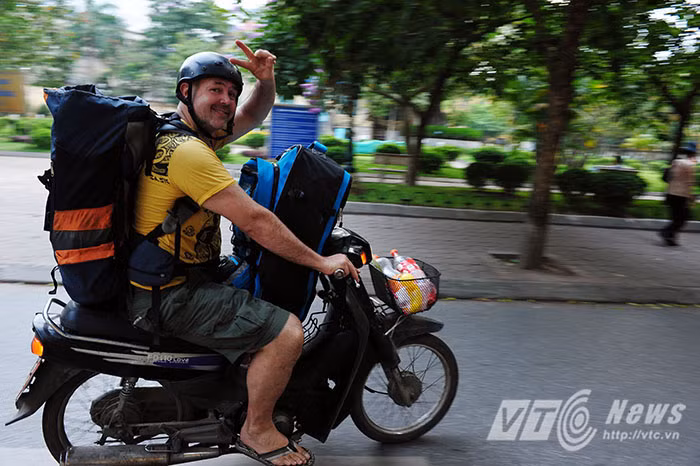 Kết thúc buổi bán hàng ở cổng trường tiểu học, David lại nhanh chóng thu dọn đồ đạc, rong ruổi cùng chiếc xe cà tàng của mình trở về khu vực chợ đêm phố cổ cho kịp giờ phiên chợ.