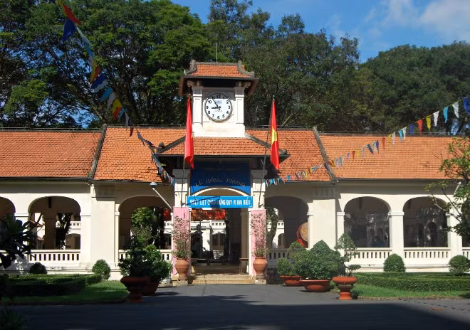 Trường THPT Chuyên Lê Hồng Phong có thể được xem là một trong những ngôi trường đẹp nhất Sài Gòn với kiến trúc cổ điển kiểu Pháp.
