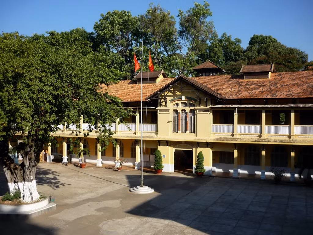 ĐH Sài Gòn, tiền thân là trường CĐ Sư phạm TP HCM vừa có nét cổ kính của Pháp vừa xen lẫn kiến trúc người Hoa, được xây dựng từ năm 1908, lúc đầu mang tên trường Bác Ái học hiệu (Trường Trung học Pháp - Hoa), sau đổi tên thành Đại học Sài Gòn.