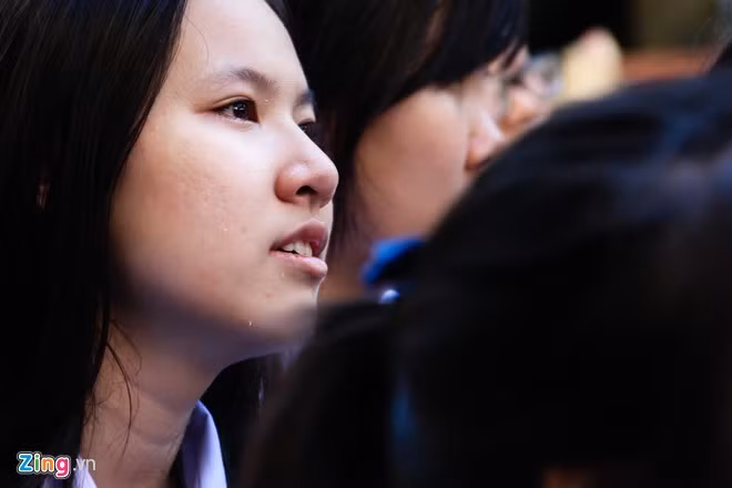 Nữ sinh Như Hạ (lớp 12 chuyên văn) lặng người lắng nghe từng lời của cô.