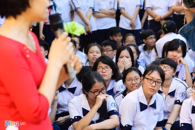 Đáp lại tình cảm của học sinh, cô giáo Tuyết tranh thủ gửi những lời nhắn nhủ đám trò cưng của mình lời tâm huyết, mong các em chuẩn bị hành trang thật tốt để bước vào đời.