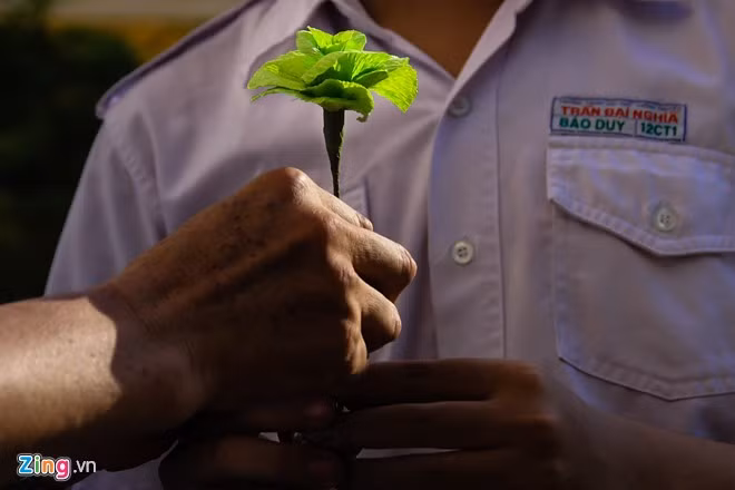 Một học sinh tự tay làm đóa hoa tặng cô.