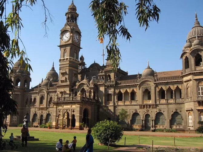  5. Đại học Mumbai – Trường đại học cao cấp tại Ấn Độ. Đại học Mumbai là trường dành cho tầng lớp thượng lưu ở Ấn Độ. Với nhiều cựu sinh viên triệu phú hơn Đại học Cambridge hay Brown, trường đại học này được biết đến là một nơi tập hợp giới siêu giàu. 
