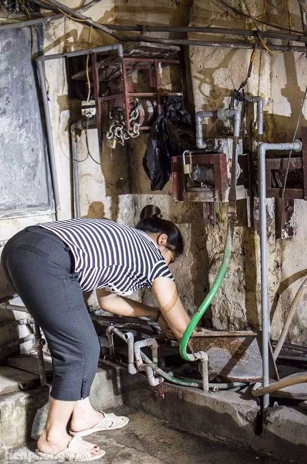 Chị Đỗ Thị Minh (45 tuổi, người dân sống trong khu tập thể bị mất nước trên) là hộ kinh doanh nên phải sử dụng nhiều nước. Hiện chị đang rất bức xúc vì nhà đã mất nước gần 10 ngày nay.