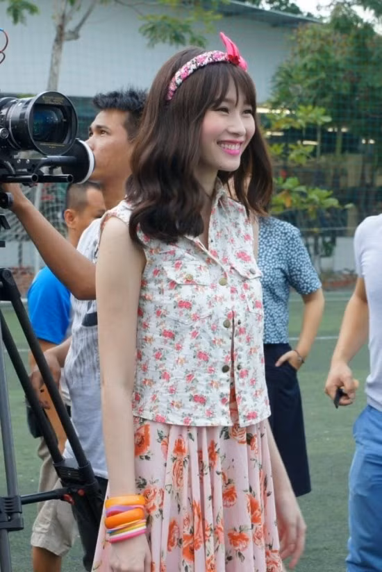 Tạo hình của Hoa hậu Đặng Thu Thảo trong bộ phim đầu tay mà cô tham gia. Hoa hậu Việt Nam sẽ vào vai một cô gái có phong cách thời trang xì tin, nhưng trông lòe loẹt, không ăn nhập khiến cho các chàng trai trong lớp đều "chạy mất dép".