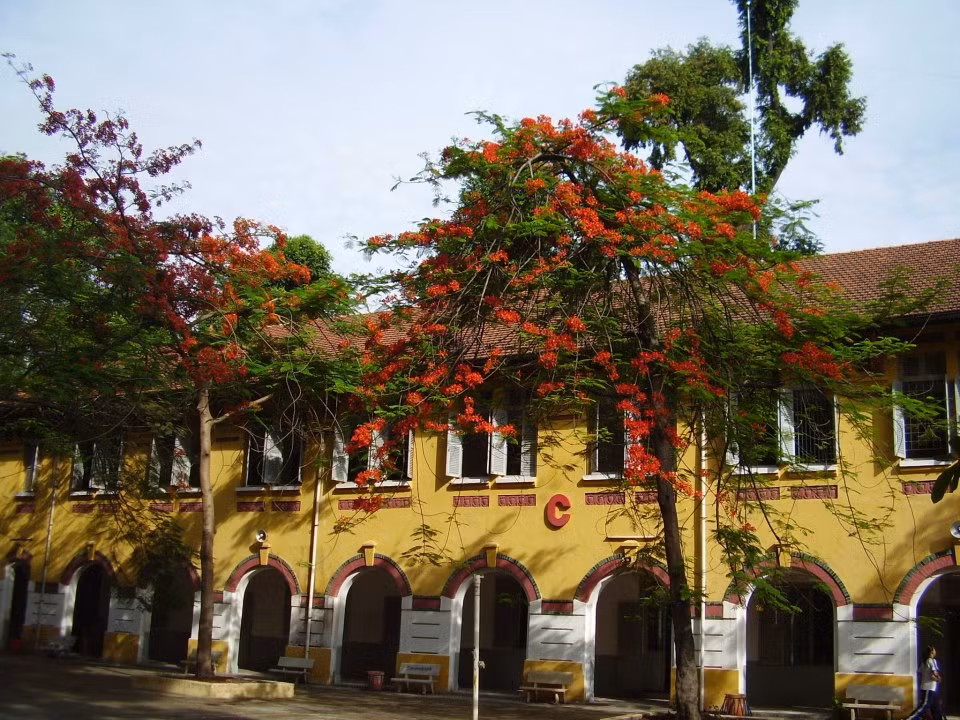 Trước 1975, trường dành cho con em người Pháp và một ít nữ sinh con nhà giàu có thế lực ở Sài Gòn, giảng dạy bằng tiếng Pháp. Nhưng sau 1975, trường chuyển thành trường THPT bán công, cho cả học sinh nam lẫn nữ. Có thời kỳ đây là trường THPT lớn nhất Việt Nam với hơn 5.000 học sinh mỗi năm.