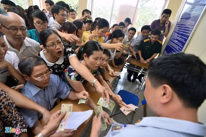 Trước đó, sáng 5/5, tại 2 cơ sở của trường (ở Nam Trung Yên, quận Cầu Giấy và xã Tân Triều, huyện Thanh Trì, Hà Nội), khoảng 800 bộ hồ sơ được bán hết. Tổng số hồ sơ bán ra khoảng 1.600 bộ cho lớp 6 và lớp 10.