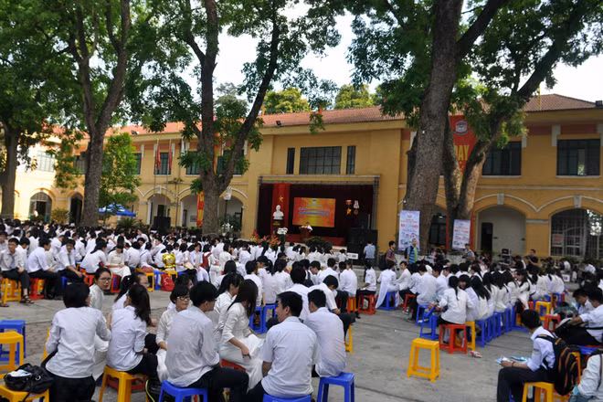 Ngôi trường đến vẫn giữ được nét đẹp cổ kính, mộc mạc, rợp bóng cây xanh.