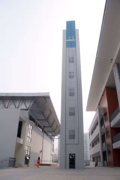 Tháp biểu tượng cho tinh thần học tập của học sinh của trường Amsterdam, là điểm nhấn trong thiết kế ngôi trường này.