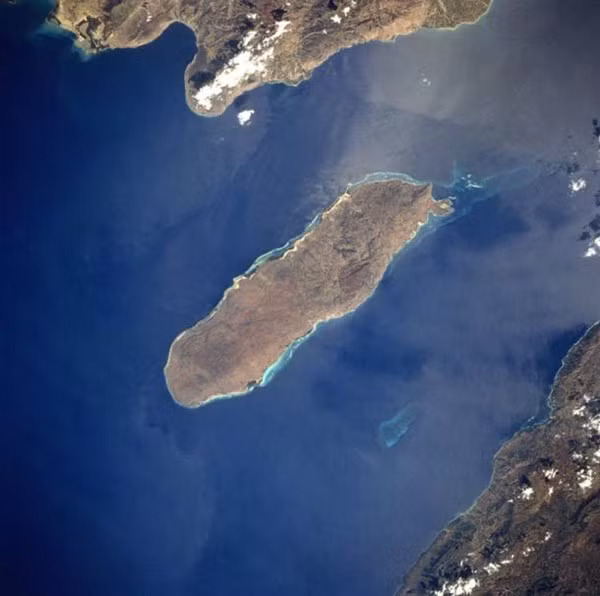 Bờ Rochelois ở Vịnh Gonâve, Haiti, nơi con tàu Mary Celeste kết thúc chuyến hành trình định mệnh của mình. Bờ Rochelois chỉ xuất hiện lờ mờ ở kênh biển phía nam giữa hòn đảo và đất liền. (Wikimedia Commons).